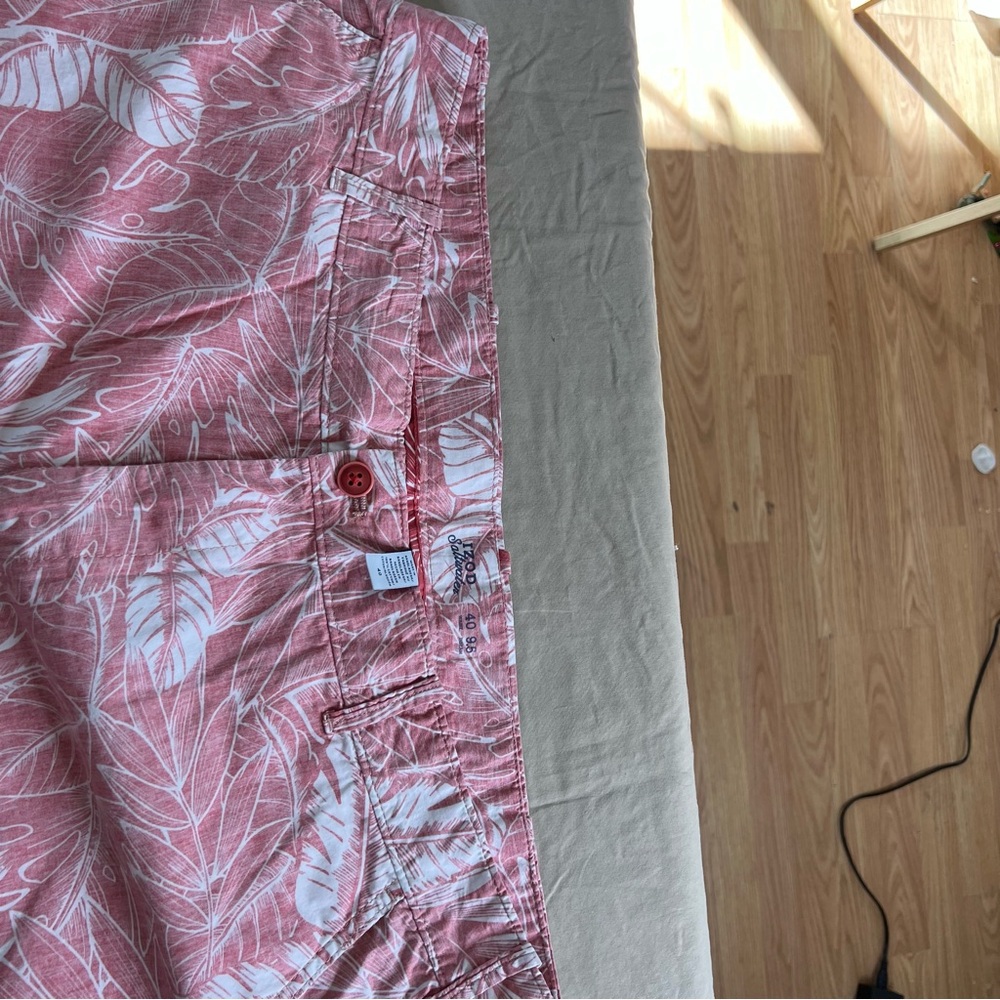 Izod saltwater floral red shorts men’s 40”W - Picture 3 of 3